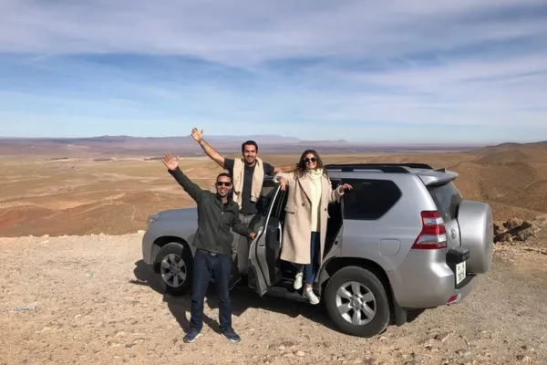 مسافرون وسائقهم بجانب مركبة خاصة في المغرب